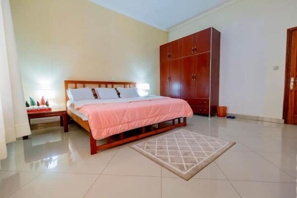 4 bedrooms, iron/ironing board, WiFi, bed sheets