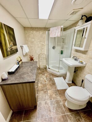 Shower, hair dryer, towels, soap - Beautiful Suite with Fenced yard + in suite Kitchen and Laundry (St. Albert)