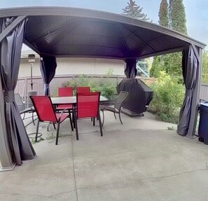 Outdoor dining - Beautiful Suite with Fenced yard + in suite Kitchen and Laundry (St. Albert)
