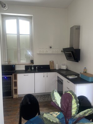 Réfrigérateur, four à micro-ondes, cafetiÚre-théiÚre