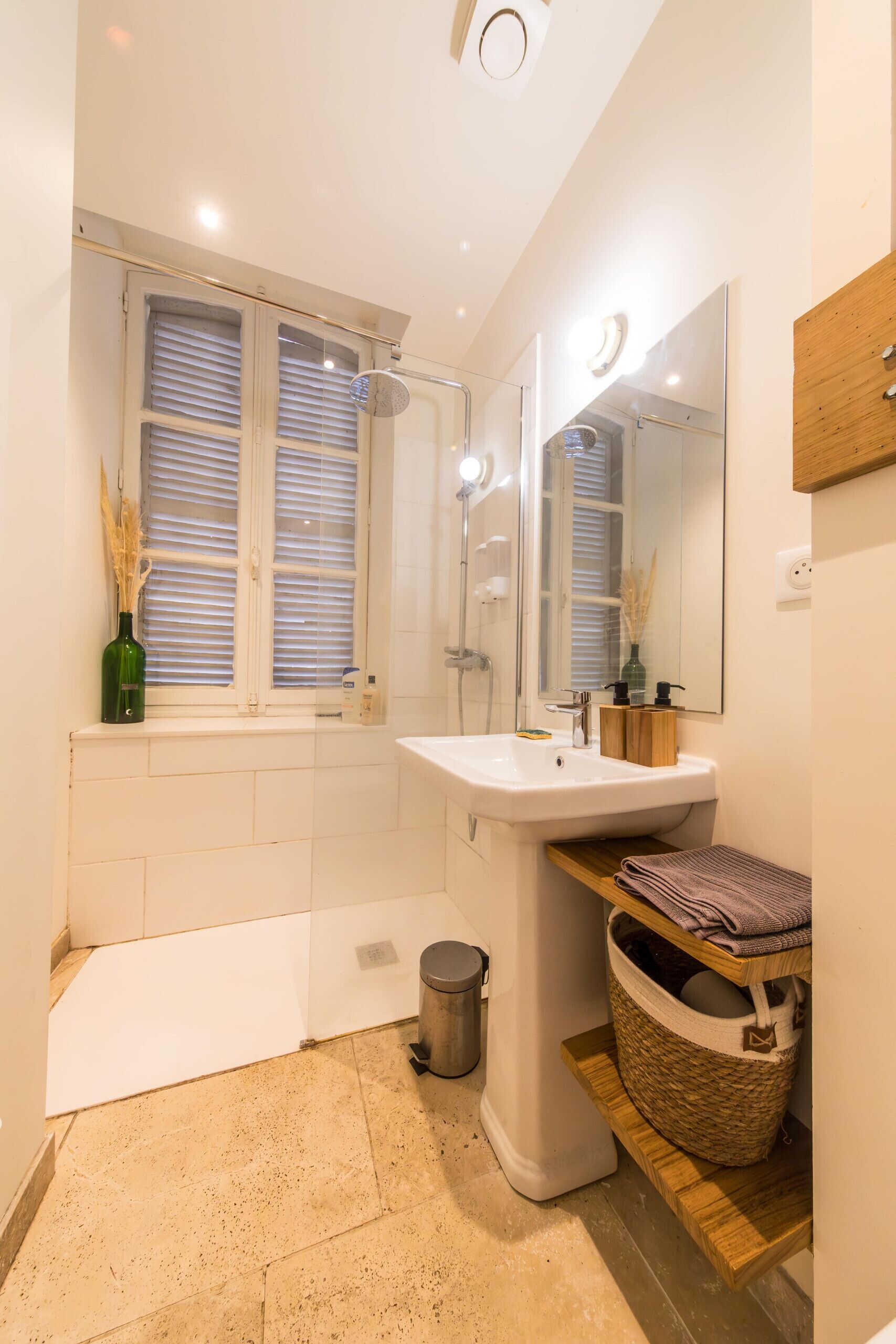 Regadera, secadora de cabello, toallas 