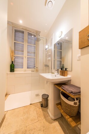 Douche, sèche-cheveux, serviettes fournies