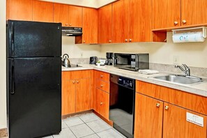 Refrigerador, microondas, placa de cocina, cafetera/tetera