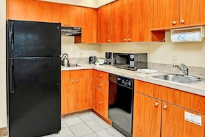 Refrigerador, microondas, placa de cocina, cafetera/tetera
