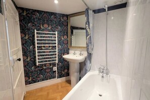 Hair dryer, towels, soap, shampoo - Historic maisonette cottage in the beautiful village of Cuckfield (Cuckfield)