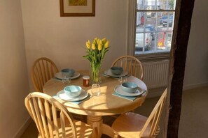 Dining - Historic maisonette cottage in the beautiful village of Cuckfield (Cuckfield)