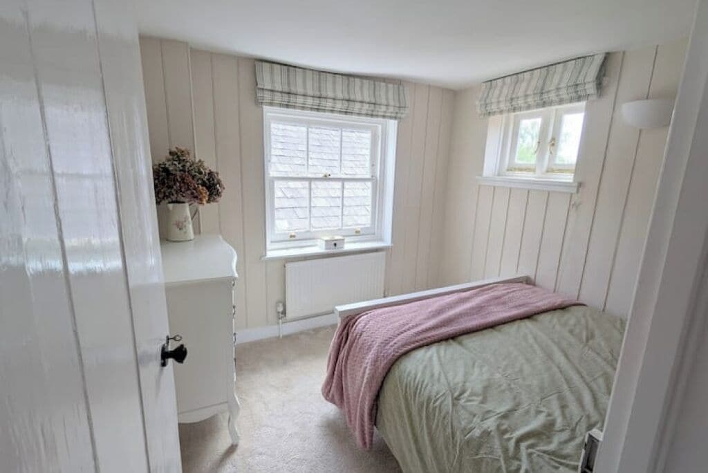 2 室のベッドルーム、WiFi (無料)、ベッドシーツ