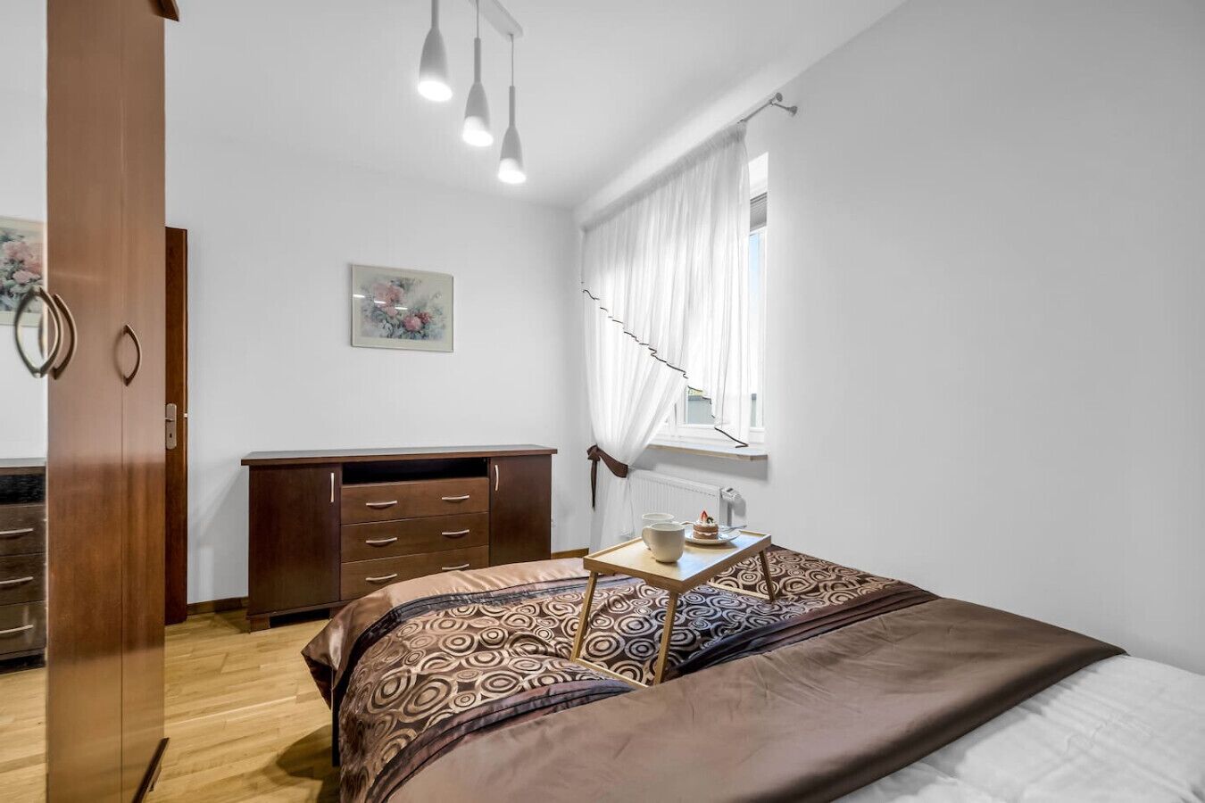 2 bedrooms, desk, iron/ironing board, WiFi