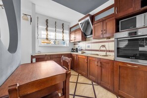 Réfrigérateur, four à micro-ondes, un four, surface de cuisson