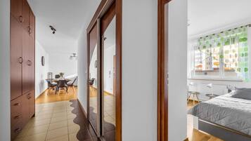 2 bedrooms, desk, iron/ironing board, WiFi