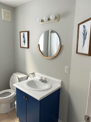 Haartrockner, Handtücher, Seife, Toilettenpapier