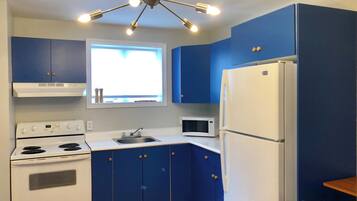 ثلاجة، ميكروويف، فرن، موقد طهي مسطح