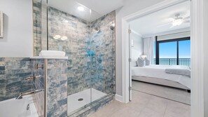 Douche, baignoire à jets, sèche-cheveux, serviettes fournies