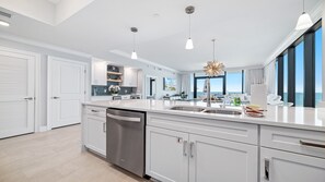 Réfrigérateur, four à micro-ondes, un four, surface de cuisson