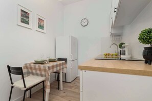 ثلاجة، فرن، موقد طهي مسطح، مستلزمات طهي/أطباق/أوعية