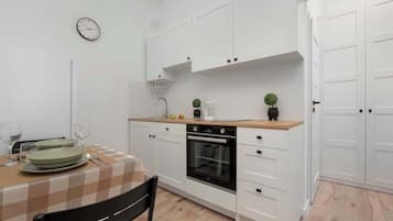 Frigorífic, forn i placa de cuina