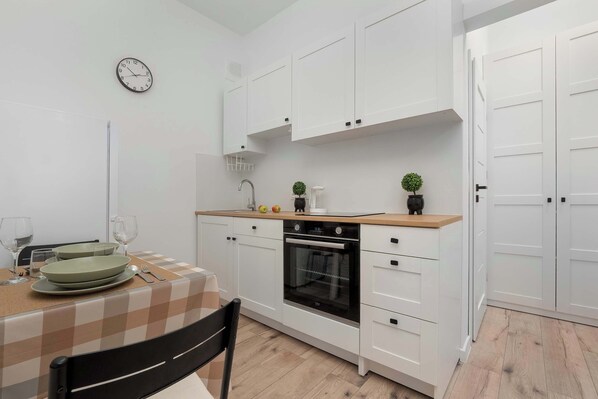 Fridge, oven, stovetop, cookware/dishes/utensils