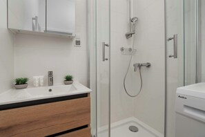 Douche, sèche-cheveux, serviettes fournies, shampoing