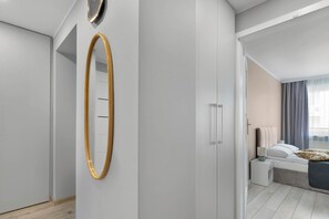 3 makuuhuonetta, työpöytä, silitysrauta/-lauta, vauvan matkasänky