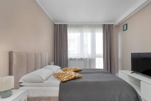 3 sovrum, skrivbord, strykjärn/strykbräda och resesäng