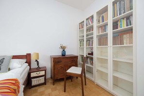 1 chambre, fer et planche à repasser, lit de bébé portatif, Wi-Fi