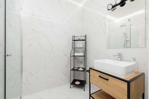 Dusche, Haartrockner, Handtücher, Shampoo