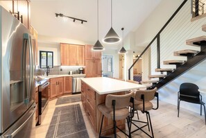 Réfrigérateur, four à micro-ondes, un four, surface de cuisson