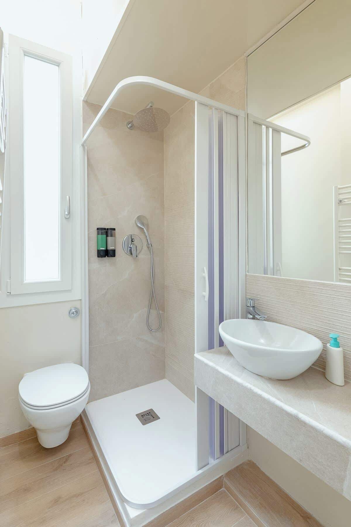 Ein modernes Badezimmer mit Dusche, Toilette und Waschbecken.