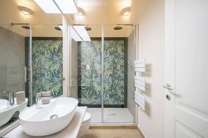 Douche, sèche-cheveux