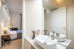 Shower, hair dryer - Duomo Room with Private Bath, WiFi and Netflix (Firenze)
