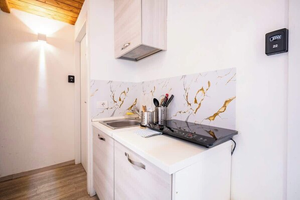 Réfrigérateur, four à micro-ondes, surface de cuisson