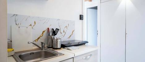 Frigorífico, microondas, placa de cocina y utensilios de cocina