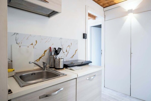 Réfrigérateur, four à micro-ondes, surface de cuisson