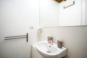 Shower, hair dryer, towels, toilet paper - Duomo Studio Room with Private Bath and Kitchenette (Firenze)