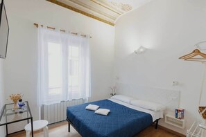 1 habitación, tabla de planchar con plancha, wifi y ropa de cama 