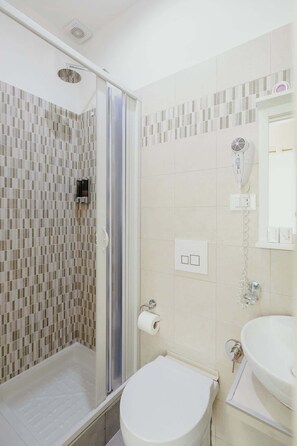 Regadera, secadora de cabello, shampoo 