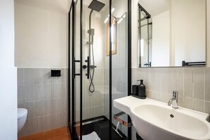 Shower, hair dryer - Santa Croce Apartment with Patio and WiFi (Firenze)