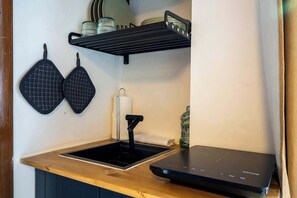 Stovetop, cookware/dishes/utensils