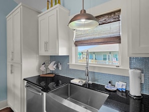 Réfrigérateur, four à micro-ondes, un four, surface de cuisson