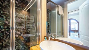 A modern bathroom with a glass shower enclosure, a large white sink, and a wooden countertop. - Duomo Room with Private Bath, WiFi and Netflix (Firenze)