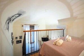 Tabla de planchar con plancha, wifi y ropa de cama 
