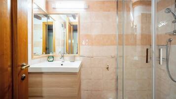 Douche, sĂšche-cheveux