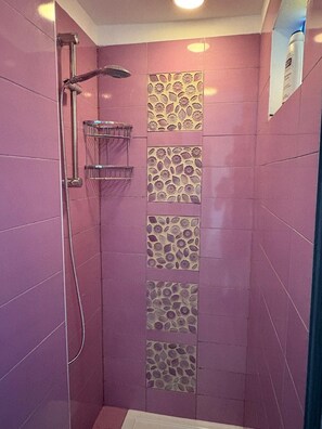 Dusche, Whirlpool, Haartrockner, Bidet