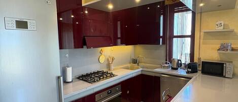 Een magnetron, een oven, een vaatwasser