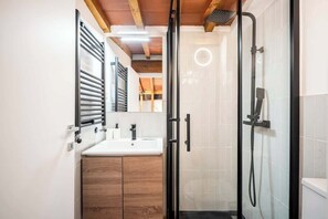 シャワー、バスアメニティ (無料)、ヘアドライヤー、タオル