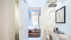 Une salle de bain moderne avec un lavabo, un miroir et un porte-serviettes.