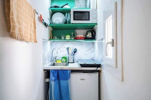 Réfrigérateur, four à micro-ondes, surface de cuisson