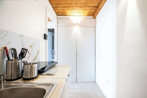 Kühlschrank, Mikrowelle, Herdplatte, Kochgeschirr/Geschirr/Besteck