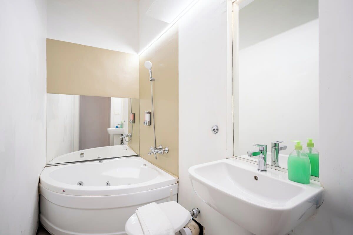 Dusche, Haartrockner, Handtücher, Toilettenpapier