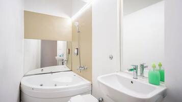 Dusche, Haartrockner, Handtücher, Toilettenpapier
